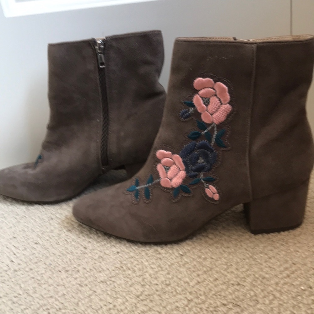Steve Madden taupe suede Embroidered ankle boots